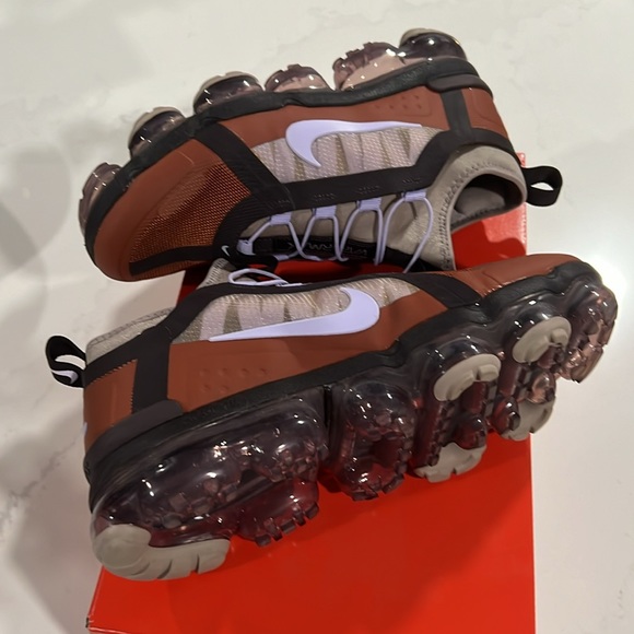 NEW WOMENS NIKE AIR VAPORMAX UTILITY Size 8 Cinnamon/Purple Agate-Burgundy Ash - Picture 10 of 17
